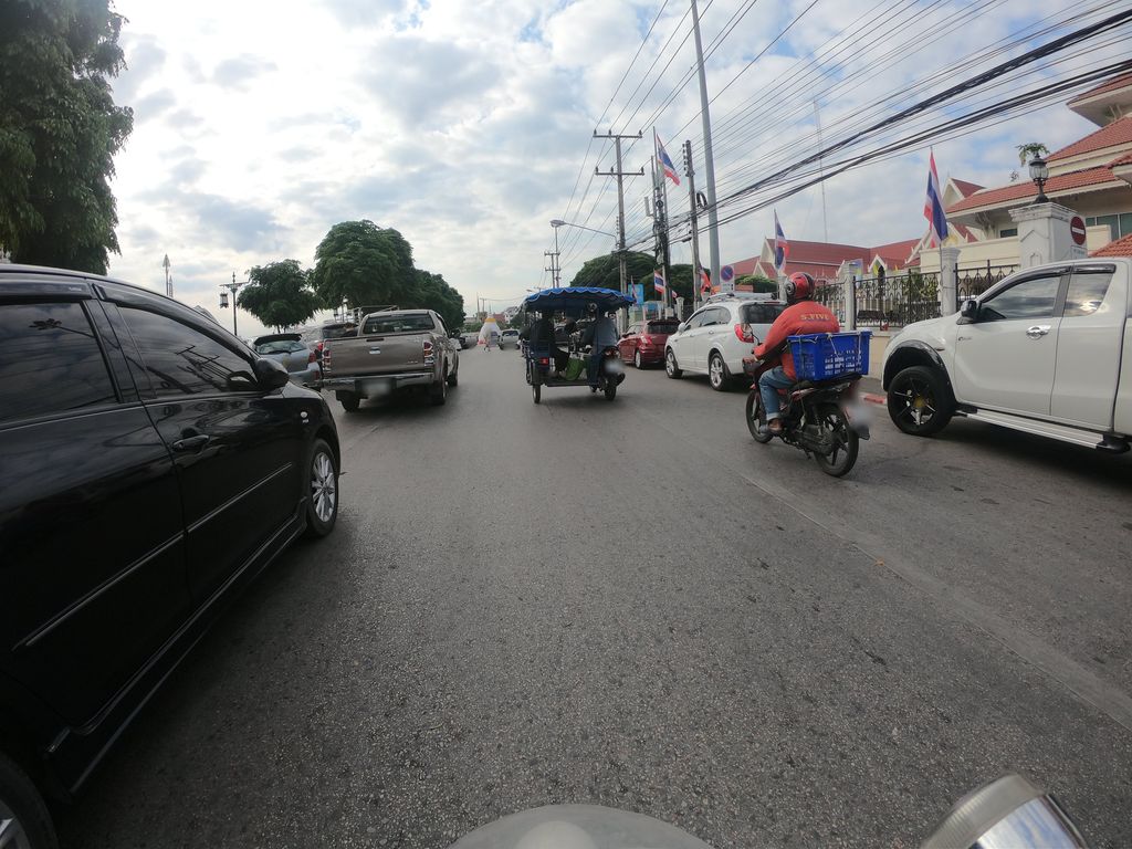 ภาพถนนตรงที่ The Pizza Company ตั้งอยู่ ถ่ายโดย chanuwath_grab พ.ศ. 2562 (2019) · A street-level view of where The Pizza Company stands, by chanuwath_grab in 2562 (2019)