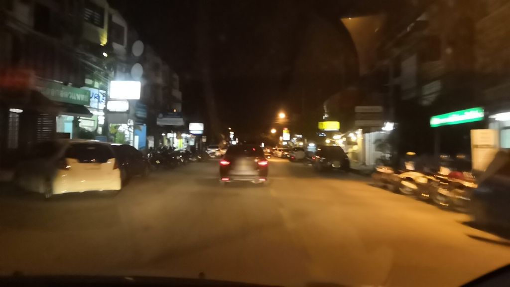 ภาพถนนตรงที่ ขนมไทยนายหนวด ตั้งอยู่ ถ่ายโดย charlesano พ.ศ. 2561 (2018) · A street-level view of where ขนมไทยนายหนวด · Khanomthai Nai Nuat stands, by charlesano in 2561 (2018)