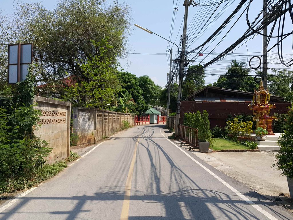 ภาพถนนตรงที่ แก้วพญาหงส์ ตั้งอยู่ ถ่ายโดย jrcarlsen พ.ศ. 2558 (2015) · A street-level view of where แก้วพญาหงส์ · Kaeo Phaya Hong stands, by jrcarlsen in 2558 (2015)