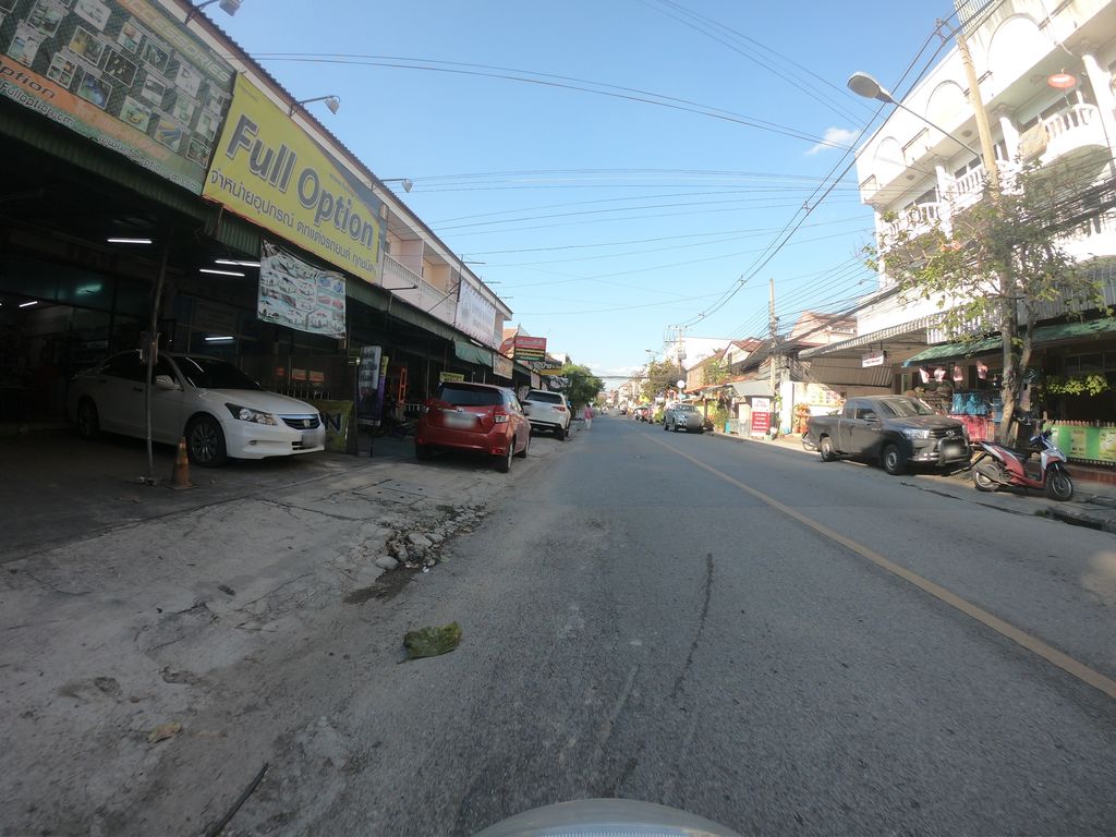 ภาพถนนตรงที่ ฟู่ฟ่าโฟน ตั้งอยู่ ถ่ายโดย chanuwath_grab พ.ศ. 2562 (2019) · A street-level view of where ฟู่ฟ่าโฟน · Fufafon stands, by chanuwath_grab in 2562 (2019)