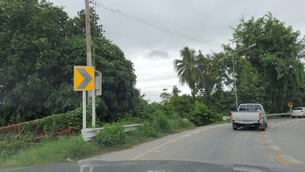 ภาพถนนตรงที่ ก๋วยเตี๋ยวเป็ดสามแยก-บ้านป่ากล้วย ตั้งอยู่ ถ่ายโดย jrcarlsen พ.ศ. 2564 (2021) · A street-level view of where ก๋วยเตี๋ยวเป็ดสามแยก-บ้านป่ากล้วย · Kuaitiao Pet Samyaek-ban Pa Kluai stands, by jrcarlsen in 2564 (2021)