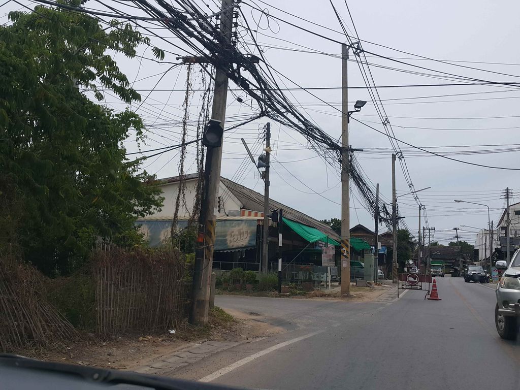 ภาพถนนตรงที่ เต็งหนึ่งน้ำส้มเกล็ดหิมะ..สันป่าตอง ตั้งอยู่ ถ่ายโดย jrcarlsen พ.ศ. 2558 (2015) · A street-level view of where เต็งหนึ่งน้ำส้มเกล็ดหิมะ..สันป่าตอง · Tengnueng Nam Som Klet Hima..San Pa Tong stands, by jrcarlsen in 2558 (2015)