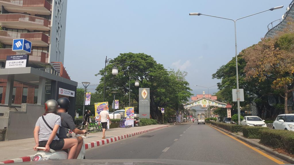 ภาพถนนตรงที่ Dogaholic Think Park ตั้งอยู่ ถ่ายโดย jrcarlsen พ.ศ. 2566 (2023) · A street-level view of where Dogaholic Think Park stands, by jrcarlsen in 2566 (2023)