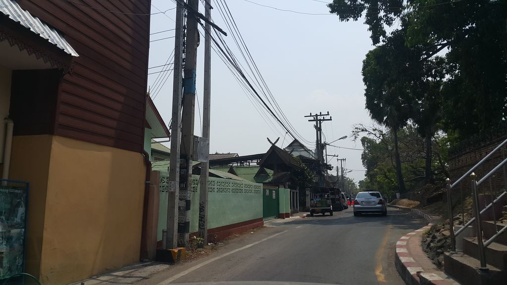 ภาพถนนตรงที่ Sun Barber ตั้งอยู่ ถ่ายโดย jrcarlsen พ.ศ. 2560 (2017) · A street-level view of where Sun Barber stands, by jrcarlsen in 2560 (2017)