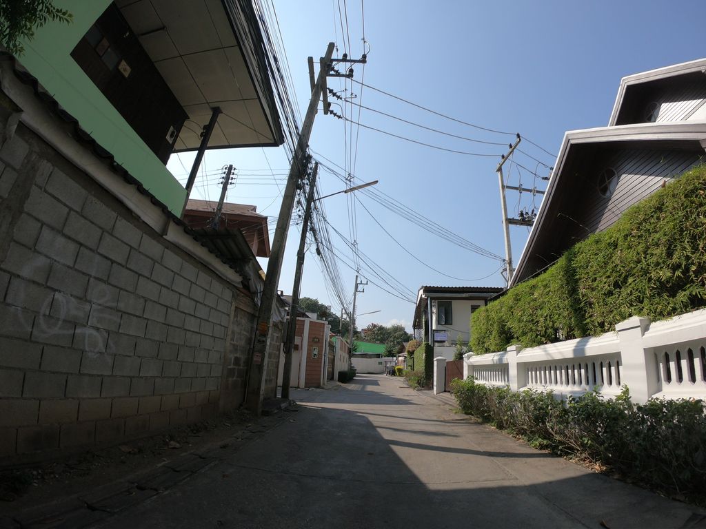 ภาพถนนตรงที่ Hebi cafe - เฮะบิคาเฟ่ ตั้งอยู่ ถ่ายโดย chanuwath_grab พ.ศ. 2562 (2019) · A street-level view of where Hebi cafe - เฮะบิคาเฟ่ stands, by chanuwath_grab in 2562 (2019)