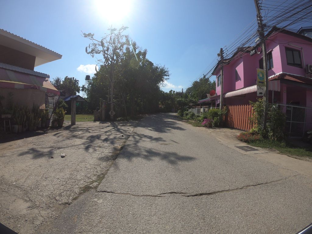ภาพถนนตรงที่ หม่าล่าดวงดี ตั้งอยู่ ถ่ายโดย chanuwath_grab พ.ศ. 2562 (2019) · A street-level view of where หม่าล่าดวงดี · Maladuangdi stands, by chanuwath_grab in 2562 (2019)