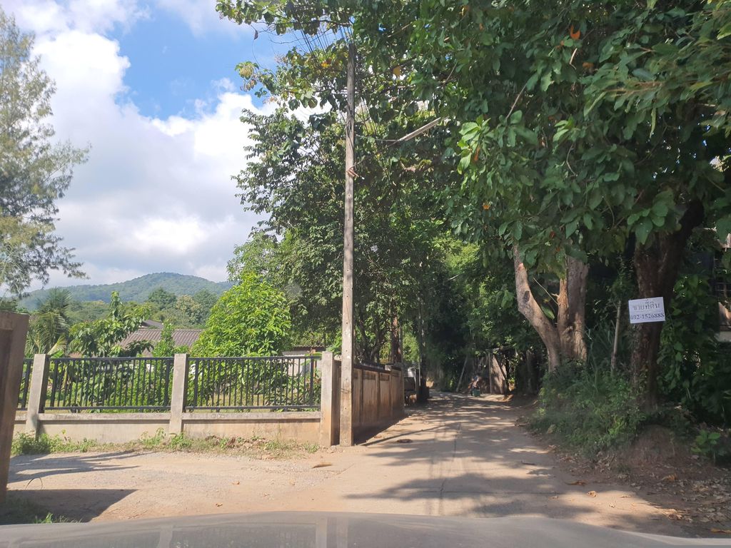 ภาพถนนตรงที่ Reiz  - Private Residence Chiang Mai ตั้งอยู่ ถ่ายโดย jrcarlsen พ.ศ. 2566 (2023) · A street-level view of where Reiz  - Private Residence Chiang Mai stands, by jrcarlsen in 2566 (2023)