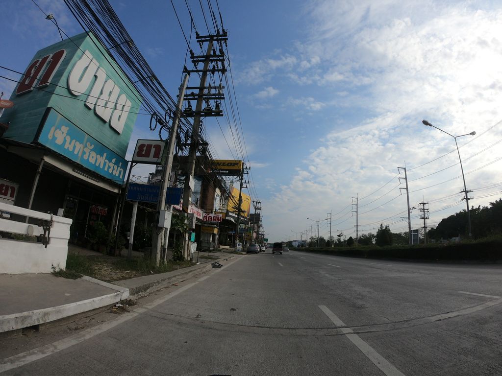 ภาพถนนตรงที่ ร้านส้มตำป้าจ๋า ตั้งอยู่ ถ่ายโดย chanuwath_grab พ.ศ. 2562 (2019) · A street-level view of where ร้านส้มตำป้าจ๋า · Ran Som Tam Pa Cha stands, by chanuwath_grab in 2562 (2019)