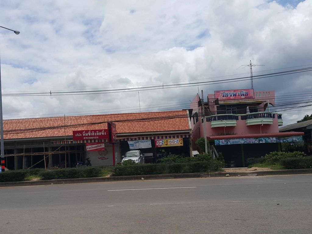 ภาพถนนตรงที่ อู่ SiRi ภูธร Auto Mechanics ตั้งอยู่ ถ่ายโดย jrcarlsen พ.ศ. 2558 (2015) · A street-level view of where อู่ SiRi ภูธร Auto Mechanics stands, by jrcarlsen in 2558 (2015)