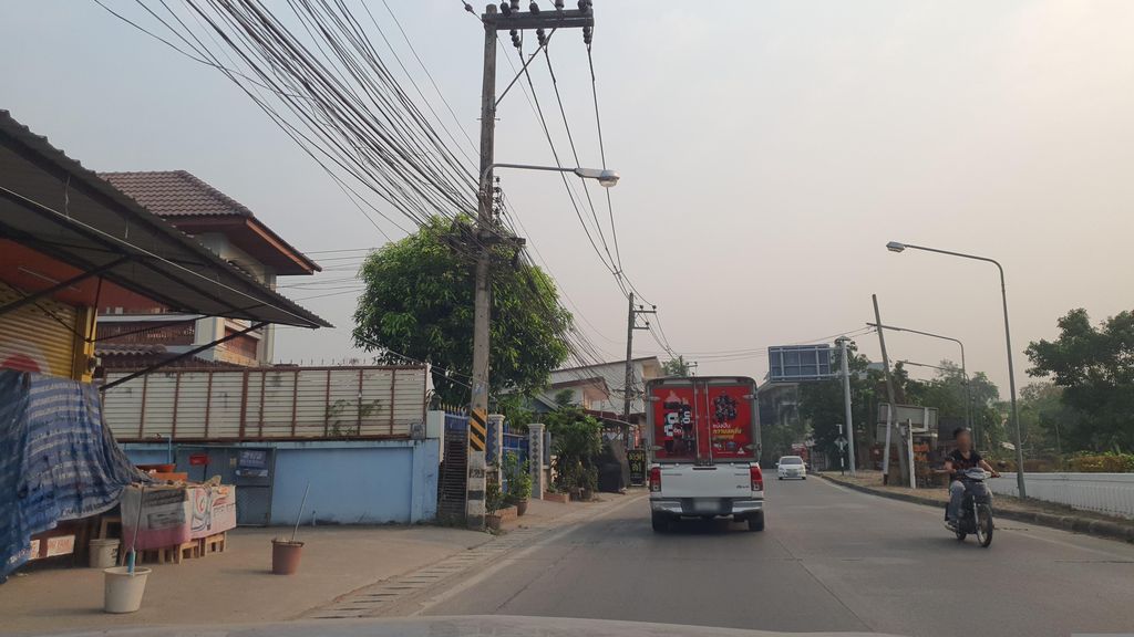 ภาพถนนตรงที่ โจรสลัดตัดผม ตั้งอยู่ ถ่ายโดย jrcarlsen พ.ศ. 2566 (2023) · A street-level view of where โจรสลัดตัดผม · Chonsalattatphom stands, by jrcarlsen in 2566 (2023)