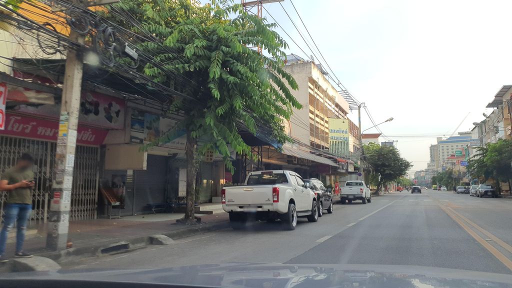 ภาพถนนตรงที่ Khao Kab Kaeng ตั้งอยู่ ถ่ายโดย jrcarlsen พ.ศ. 2564 (2021) · A street-level view of where Khao Kab Kaeng stands, by jrcarlsen in 2564 (2021)