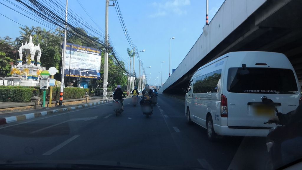 ภาพถนนตรงที่ ห้องประชุมสักทอง ฟาร์อีสเทอร์น ตั้งอยู่ ถ่ายโดย charlesano พ.ศ. 2561 (2018) · A street-level view of where ห้องประชุมสักทอง ฟาร์อีสเทอร์น · Hongprachum Sak Thong Fa Itthoen stands, by charlesano in 2561 (2018)