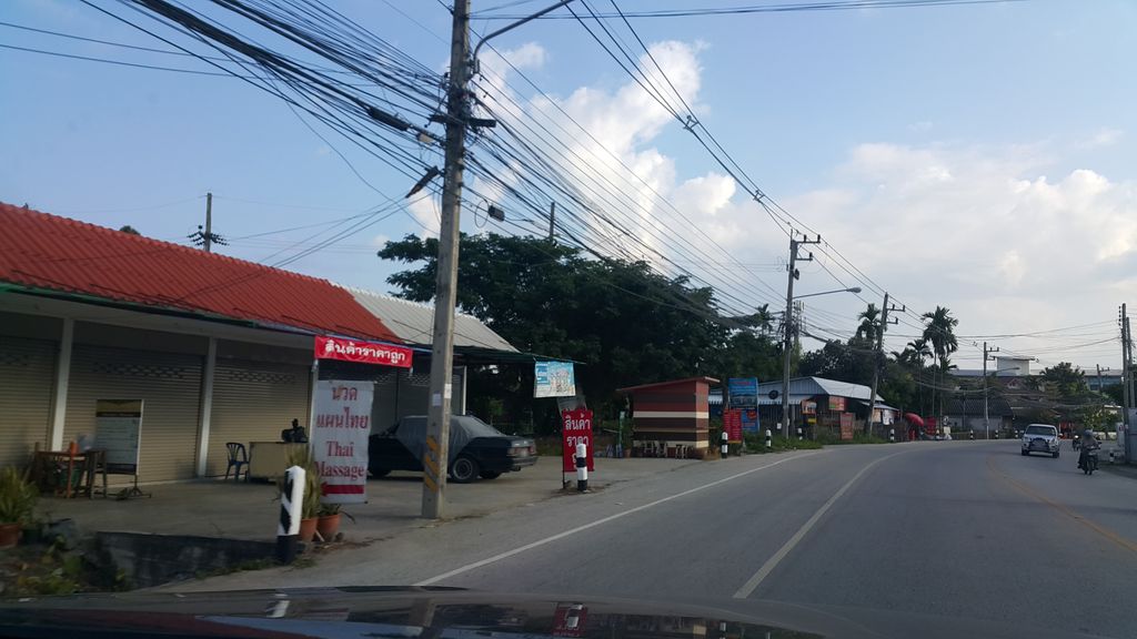 ภาพถนนตรงที่ ร้านยำคุณพ่อ-หม่าล่าคุณลุง ตั้งอยู่ ถ่ายโดย jrcarlsen พ.ศ. 2559 (2016) · A street-level view of where ร้านยำคุณพ่อ-หม่าล่าคุณลุง · Ran Yam Khunpho-mala Khun Lung stands, by jrcarlsen in 2559 (2016)