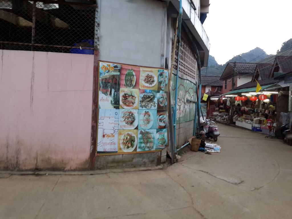 ภาพถนนตรงที่ ร้านคุ้มไท - ดอยอ่างขาง ตั้งอยู่ ถ่ายโดย mishari พ.ศ. 2558 (2015) · A street-level view of where ร้านคุ้มไท - ดอยอ่างขาง · Ran Khum Thai - Doi Angkhang stands, by mishari in 2558 (2015)