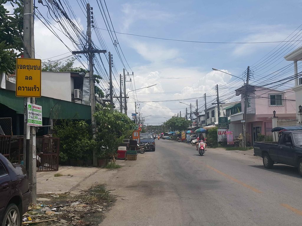 ภาพถนนตรงที่ โรงงานเย็บผ้า ตรีเจริญ ตั้งอยู่ ถ่ายโดย jrcarlsen พ.ศ. 2558 (2015) · A street-level view of where โรงงานเย็บผ้า ตรีเจริญ · Rongngan Yeppha Tricherin stands, by jrcarlsen in 2558 (2015)