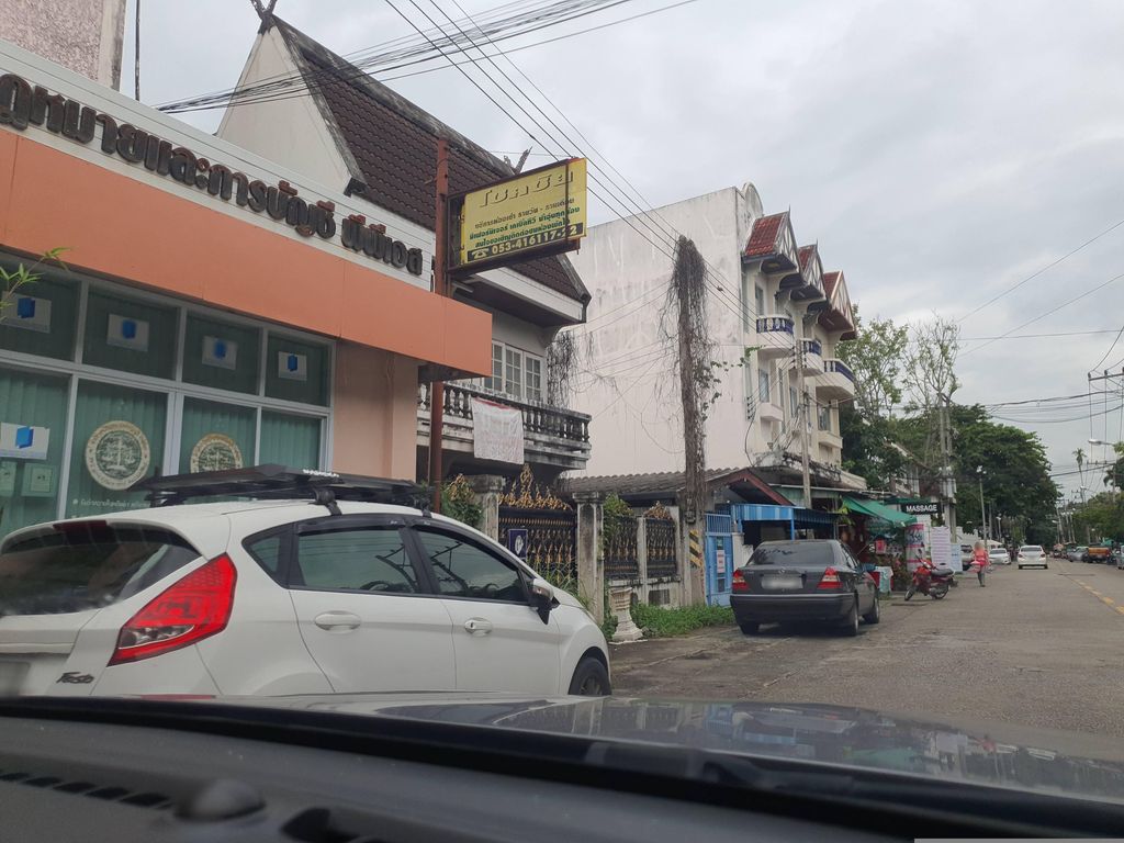 ภาพถนนตรงที่ โชคชัยแมนชั่น ตั้งอยู่ ถ่ายโดย jrcarlsen พ.ศ. 2566 (2023) · A street-level view of where โชคชัยแมนชั่น · Chokchai Mansion stands, by jrcarlsen in 2566 (2023)