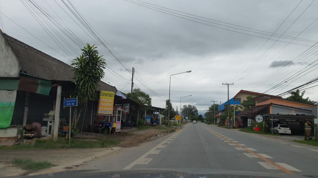 ภาพถนนตรงที่ หสม.หนองตองกลการ ตั้งอยู่ ถ่ายโดย jrcarlsen พ.ศ. 2564 (2021) · A street-level view of where หสม.หนองตองกลการ · Hasom.nong Tong Klakan stands, by jrcarlsen in 2564 (2021)