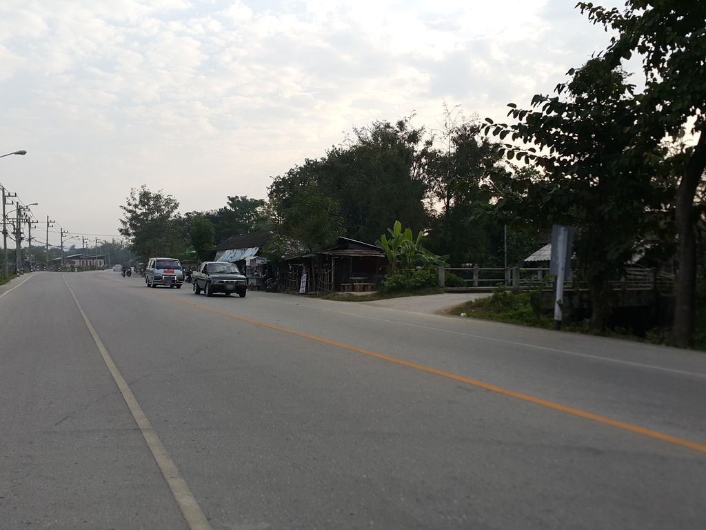 ภาพถนนตรงที่ วอแว อาหาร เครื่องดื่ม ตั้งอยู่ ถ่ายโดย jrcarlsen พ.ศ. 2558 (2015) · A street-level view of where วอแว อาหาร เครื่องดื่ม · Wowae Ahan Khrueangduem stands, by jrcarlsen in 2558 (2015)