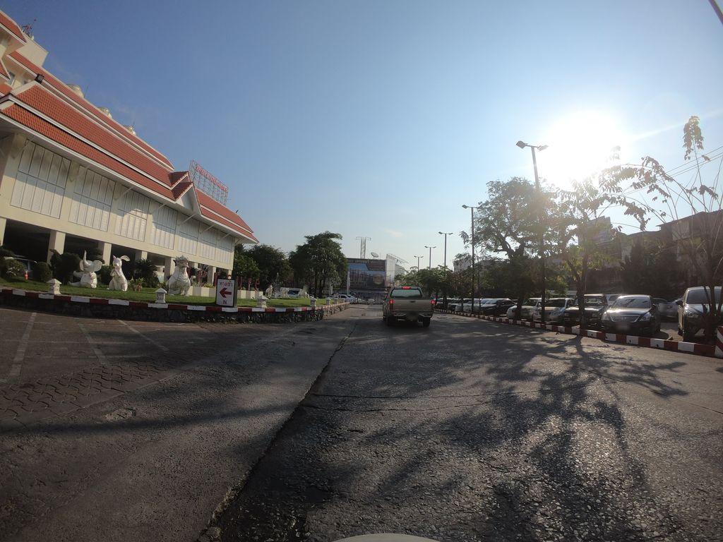 ภาพถนนตรงที่ MAC Genius ตั้งอยู่ ถ่ายโดย chanuwath_grab พ.ศ. 2562 (2019) · A street-level view of where MAC Genius stands, by chanuwath_grab in 2562 (2019)