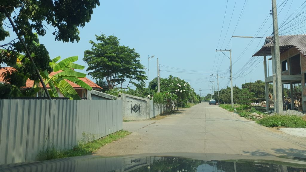 ภาพถนนตรงที่ เวียงขัวมุง Wiang Khua Mung ตั้งอยู่ ถ่ายโดย jrcarlsen พ.ศ. 2564 (2021) · A street-level view of where เวียงขัวมุง Wiang Khua Mung stands, by jrcarlsen in 2564 (2021)