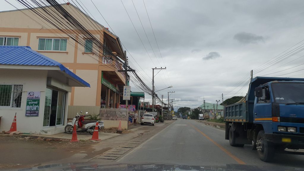 ภาพถนนตรงที่ ป.เลิศรส ตั้งอยู่ ถ่ายโดย jrcarlsen พ.ศ. 2564 (2021) · A street-level view of where ป.เลิศรส · Pa.loesot stands, by jrcarlsen in 2564 (2021)