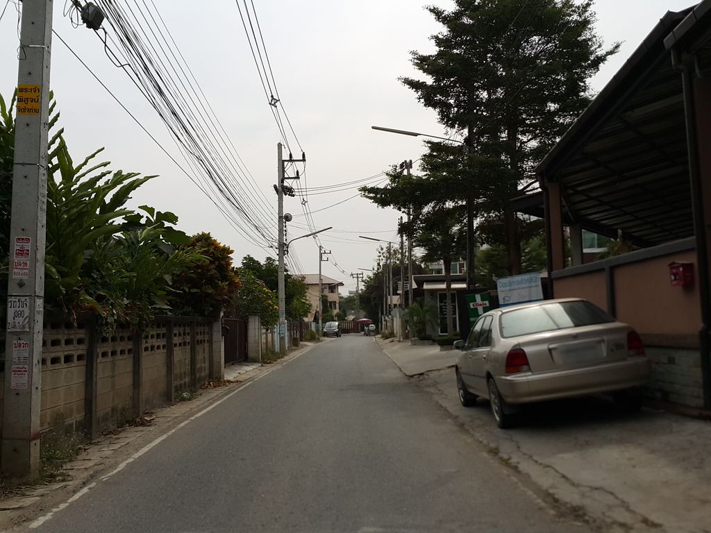 ภาพถนนตรงที่ ก๋วยเตี๋ยวจิ้นย่าง ตั้งอยู่ ถ่ายโดย jrcarlsen พ.ศ. 2557 (2014) · A street-level view of where ก๋วยเตี๋ยวจิ้นย่าง · Kuaitiao Chinyang stands, by jrcarlsen in 2557 (2014)