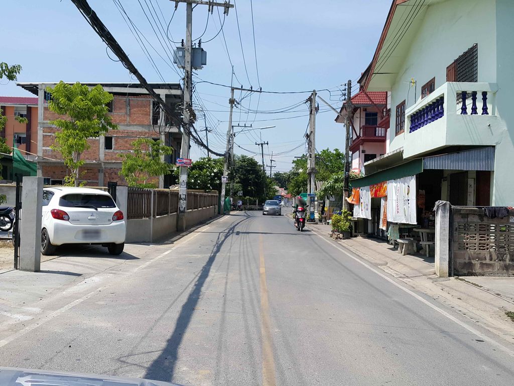 ภาพถนนตรงที่ เรือนไม้ :: Ruen Mai ตั้งอยู่ ถ่ายโดย jrcarlsen พ.ศ. 2558 (2015) · A street-level view of where เรือนไม้ :: Ruen Mai stands, by jrcarlsen in 2558 (2015)