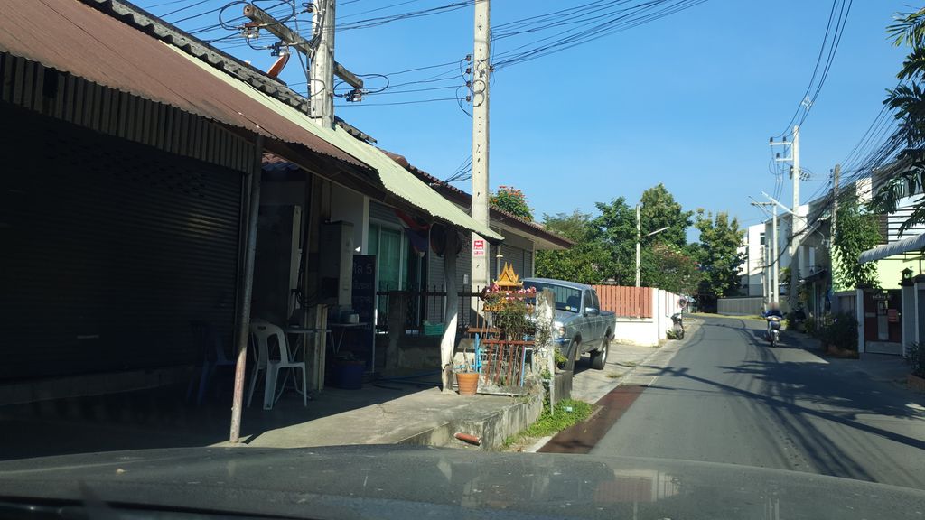 ภาพถนนตรงที่ น้อยหน่า  Salon ตั้งอยู่ ถ่ายโดย jrcarlsen พ.ศ. 2562 (2019) · A street-level view of where น้อยหน่า  Salon stands, by jrcarlsen in 2562 (2019)