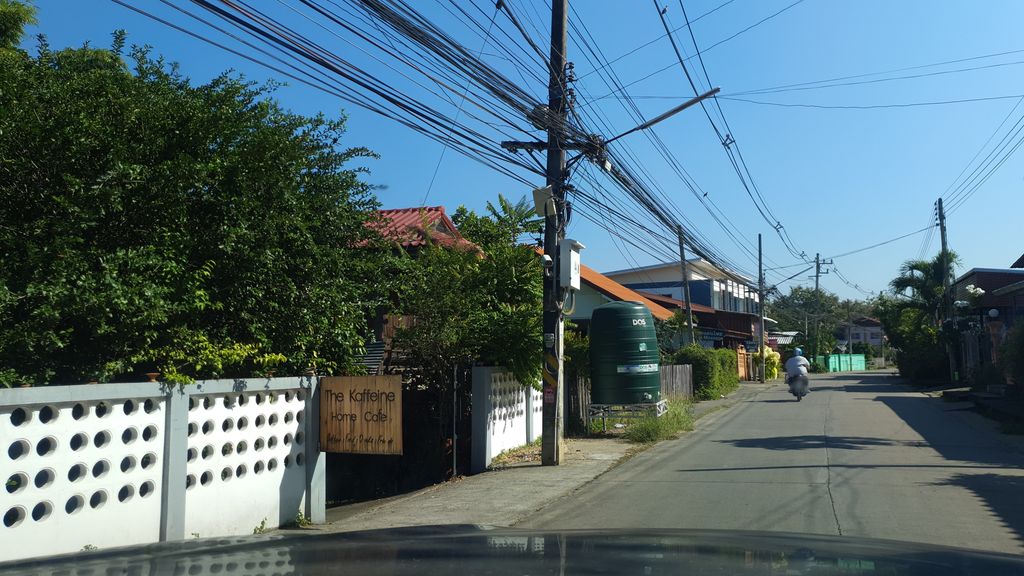 ภาพถนนตรงที่ The Kaffeine Home Cafe ตั้งอยู่ ถ่ายโดย jrcarlsen พ.ศ. 2562 (2019) · A street-level view of where The Kaffeine Home Cafe stands, by jrcarlsen in 2562 (2019)