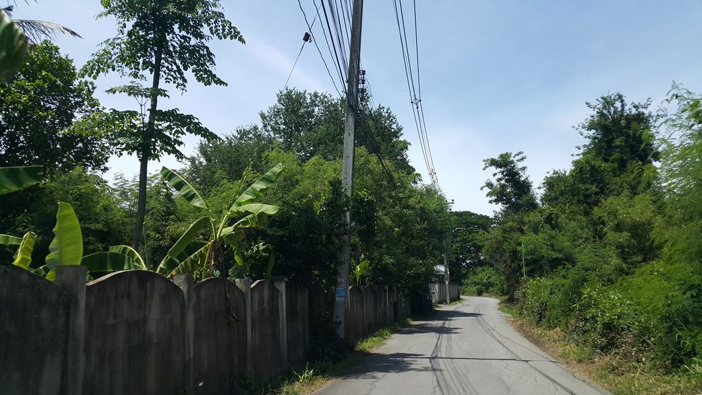 ภาพถนนตรงที่ มาลอง หมูกระทะ ชาบู ตั้งอยู่ ถ่ายโดย jrcarlsen พ.ศ. 2559 (2016) · A street-level view of where มาลอง หมูกระทะ ชาบู · Manong Mukratha Shabu stands, by jrcarlsen in 2559 (2016)