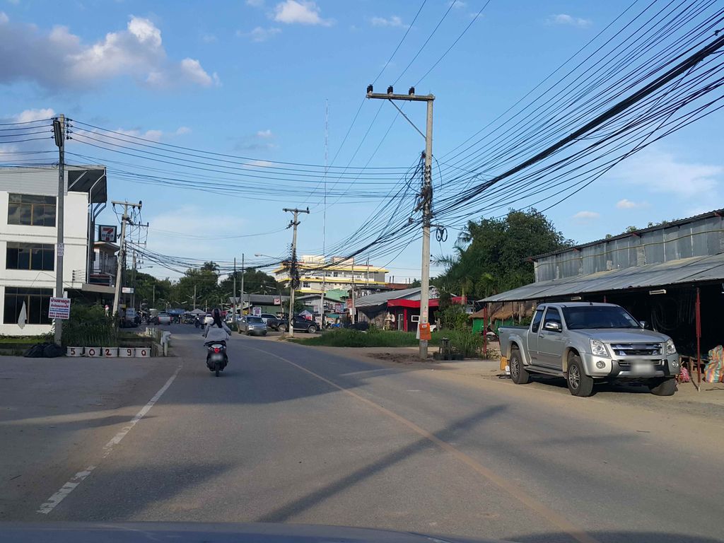 ภาพถนนตรงที่ Reset.cnx ตั้งอยู่ ถ่ายโดย jrcarlsen พ.ศ. 2558 (2015) · A street-level view of where Reset.cnx stands, by jrcarlsen in 2558 (2015)