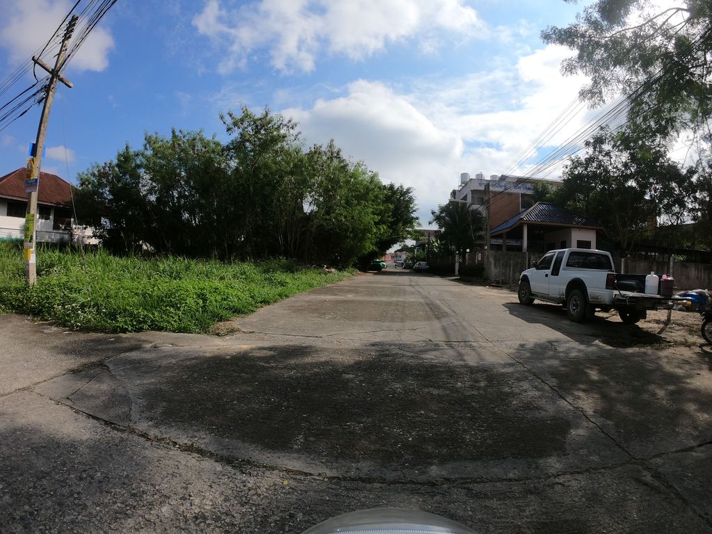 ภาพถนนตรงที่ milkgarden ตั้งอยู่ ถ่ายโดย chanuwath_grab พ.ศ. 2562 (2019) · A street-level view of where milkgarden stands, by chanuwath_grab in 2562 (2019)