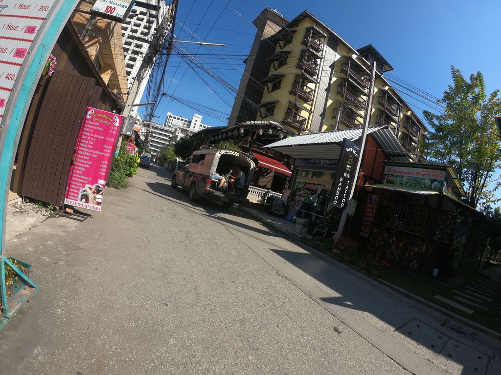 ภาพถนนตรงที่ Top Dog Pet Shop ตั้งอยู่ ถ่ายโดย chanuwath_grab พ.ศ. 2562 (2019) · A street-level view of where Top Dog Pet Shop stands, by chanuwath_grab in 2562 (2019)