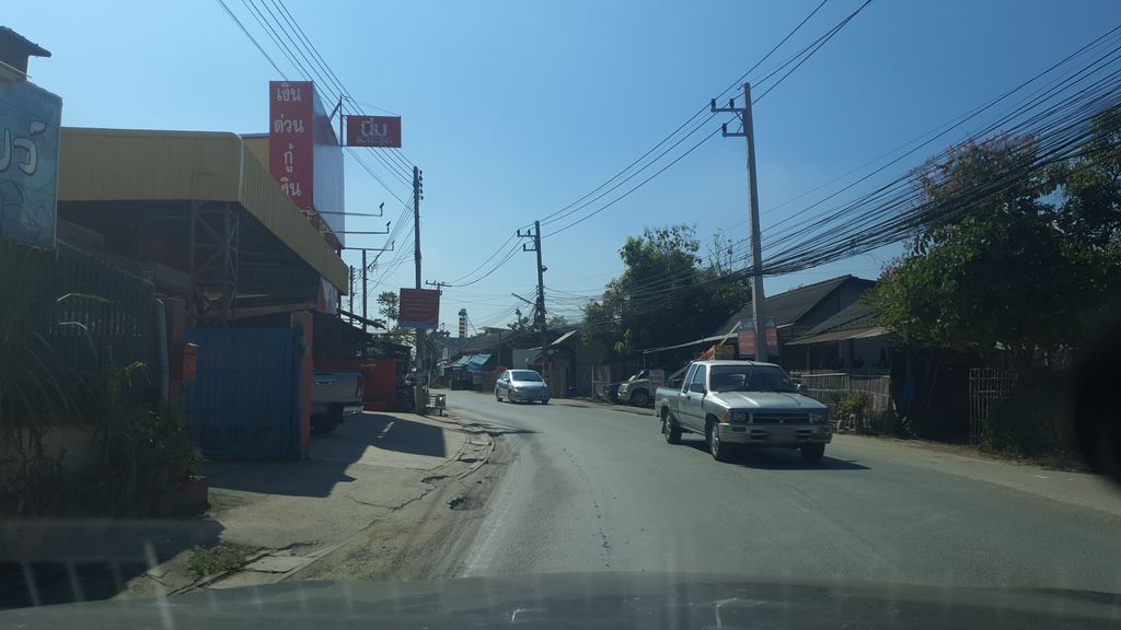 ภาพถนนตรงที่ ร้านเพื่อนพ้องน้องโบว์ ตั้งอยู่ ถ่ายโดย jrcarlsen พ.ศ. 2562 (2019) · A street-level view of where ร้านเพื่อนพ้องน้องโบว์ · Ran Phuean Phong Nongbo stands, by jrcarlsen in 2562 (2019)