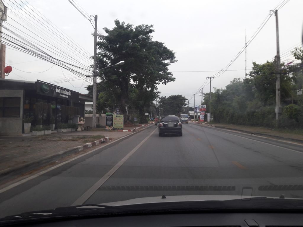 ภาพถนนตรงที่ ร้าน ไม้งาม ตั้งอยู่ ถ่ายโดย noochjaree พ.ศ. 2561 (2018) · A street-level view of where ร้าน ไม้งาม · Ran Maingam stands, by noochjaree in 2561 (2018)