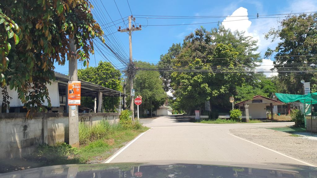 ภาพถนนตรงที่ สันกำแพงยูสคาร์ ตั้งอยู่ ถ่ายโดย jrcarlsen พ.ศ. 2564 (2021) · A street-level view of where สันกำแพงยูสคาร์ · San Kamphaeng Yutkha stands, by jrcarlsen in 2564 (2021)