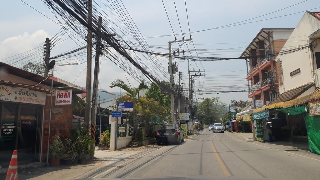 ภาพถนนตรงที่ แม่ทองไก่ทอดชากังราว ตั้งอยู่ ถ่ายโดย jrcarlsen พ.ศ. 2565 (2022) · A street-level view of where แม่ทองไก่ทอดชากังราว · Mae Thong Kaithot Cha Kang Rao stands, by jrcarlsen in 2565 (2022)
