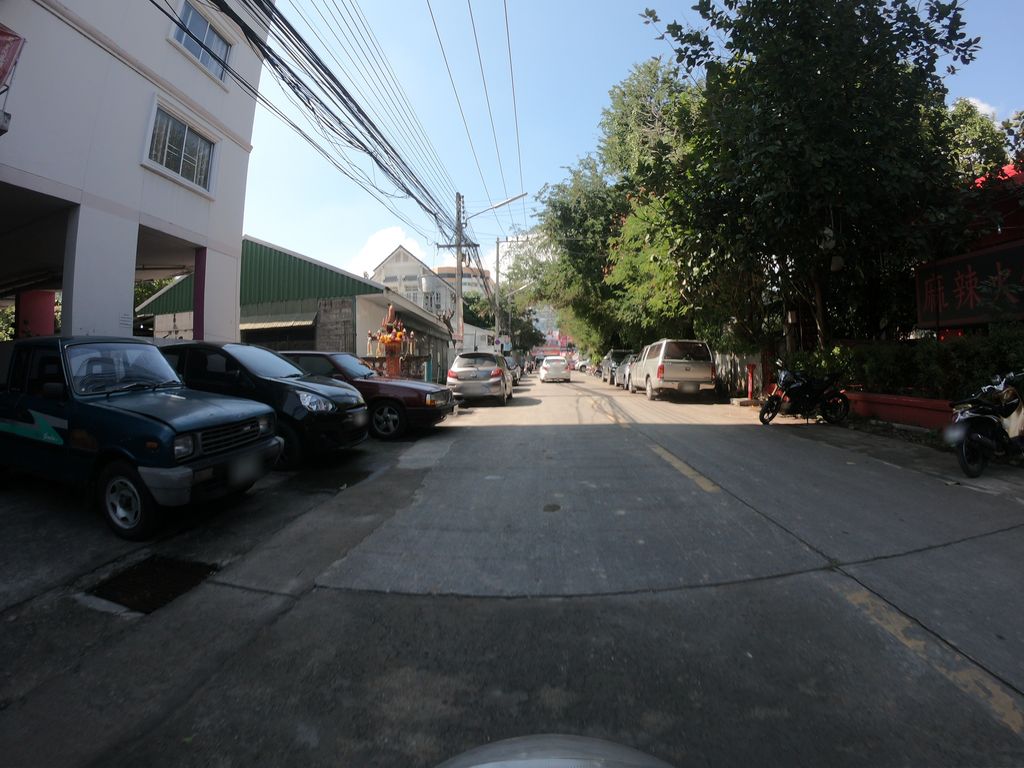 ภาพถนนตรงที่ Soft Serve House | Chiang Mai ตั้งอยู่ ถ่ายโดย chanuwath_grab พ.ศ. 2562 (2019) · A street-level view of where Soft Serve House | Chiang Mai stands, by chanuwath_grab in 2562 (2019)