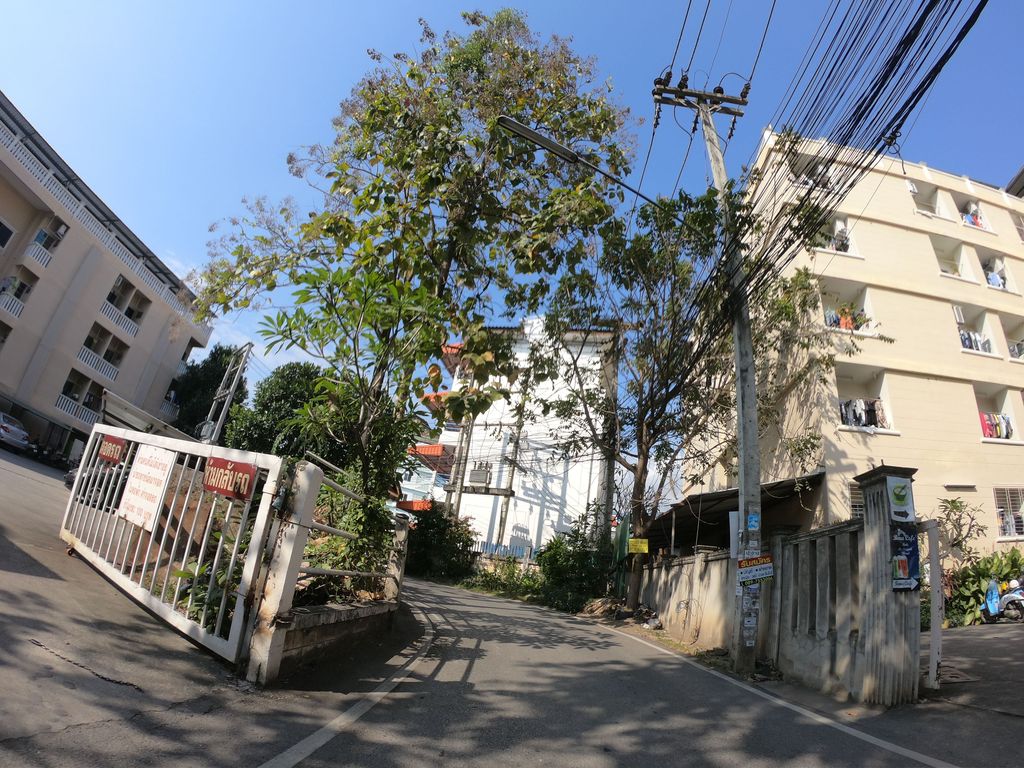 ภาพถนนตรงที่ กิ๋นลำ น้ำเงี้ยว ตั้งอยู่ ถ่ายโดย chanuwath_grab พ.ศ. 2562 (2019) · A street-level view of where กิ๋นลำ น้ำเงี้ยว · Kinlam Nam Ngiao stands, by chanuwath_grab in 2562 (2019)