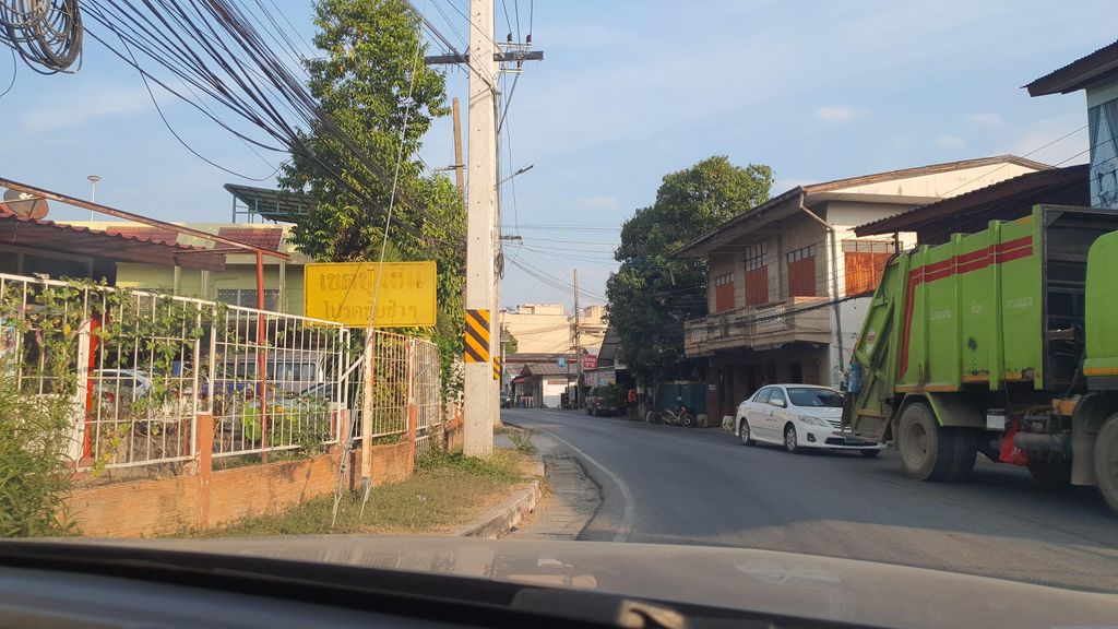 ภาพถนนตรงที่ ห้องสมุดประชาชนอำเภอหางดง ตั้งอยู่ ถ่ายโดย jrcarlsen พ.ศ. 2566 (2023) · A street-level view of where ห้องสมุดประชาชนอำเภอหางดง · Pracha Chon Amphoe Hang Dong Library stands, by jrcarlsen in 2566 (2023)