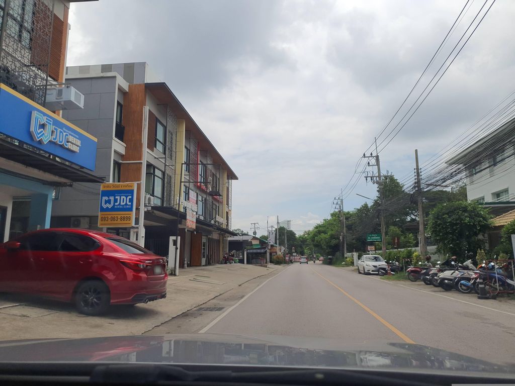 ภาพถนนตรงที่ LFFintech ตั้งอยู่ ถ่ายโดย jrcarlsen พ.ศ. 2566 (2023) · A street-level view of where LFFintech stands, by jrcarlsen in 2566 (2023)