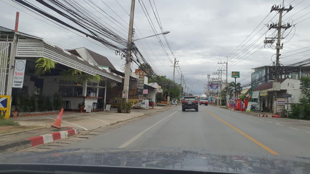 ภาพถนนตรงที่ จ้า-โมบาย ตั้งอยู่ ถ่ายโดย jrcarlsen พ.ศ. 2564 (2021) · A street-level view of where จ้า-โมบาย · Cha-Mobile stands, by jrcarlsen in 2564 (2021)