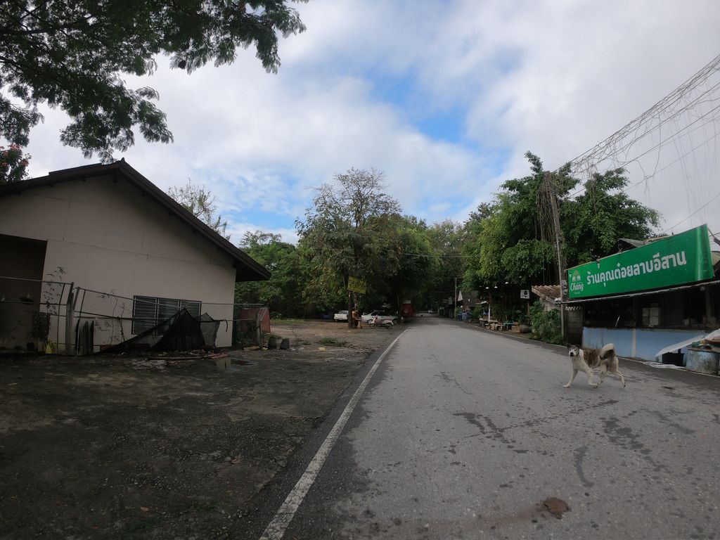 ภาพถนนตรงที่ ครัวคุณต๋อย ตั้งอยู่ ถ่ายโดย chanuwath_grab พ.ศ. 2562 (2019) · A street-level view of where ครัวคุณต๋อย · Khruakhuntoi stands, by chanuwath_grab in 2562 (2019)