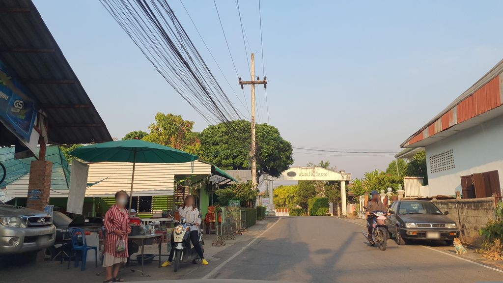 ภาพถนนตรงที่ อู่ ทนุยนต์ ตั้งอยู่ ถ่ายโดย jrcarlsen พ.ศ. 2566 (2023) · A street-level view of where อู่ ทนุยนต์ · U Thanuina stands, by jrcarlsen in 2566 (2023)