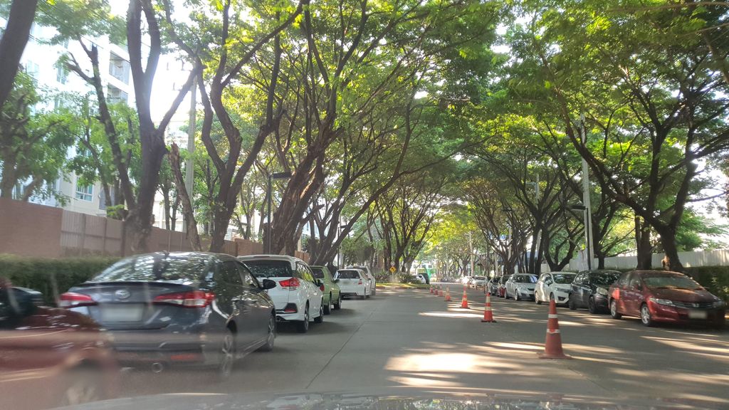 ภาพถนนตรงที่ ดีคอนโด นิม เชียงใหม่ : dcondo Nim Chiang-Mai ตั้งอยู่ ถ่ายโดย jrcarlsen พ.ศ. 2565 (2022) · A street-level view of where ดีคอนโด นิม เชียงใหม่ : dcondo Nim Chiang-Mai stands, by jrcarlsen in 2565 (2022)