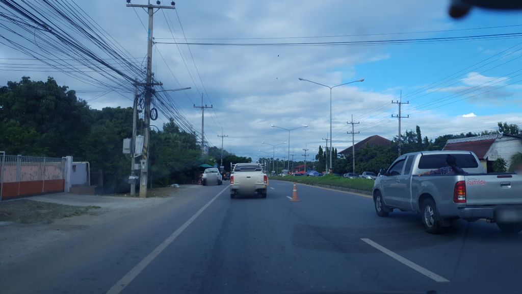 ภาพถนนตรงที่ เจ๊หมอน มินิมาร์ท ตั้งอยู่ ถ่ายโดย silamanee พ.ศ. 2561 (2018) · A street-level view of where เจ๊หมอน มินิมาร์ท · Chemon Mini Mart stands, by silamanee in 2561 (2018)