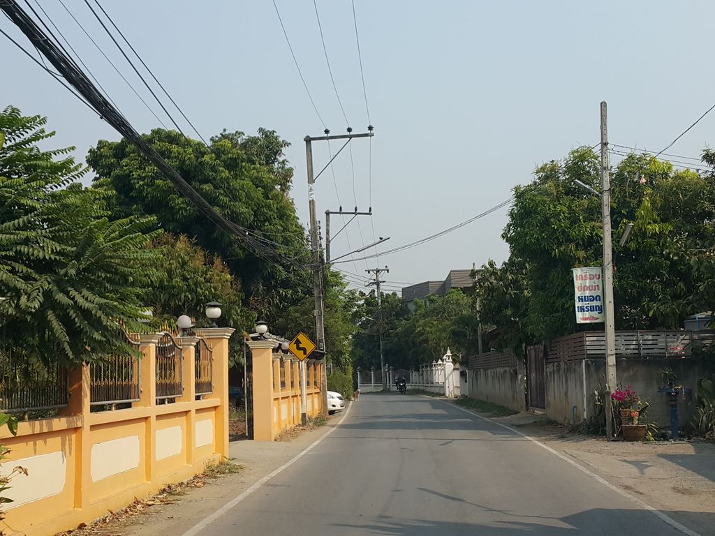 ภาพถนนตรงที่ เบิร์นหัว วินเทจ ตั้งอยู่ ถ่ายโดย jrcarlsen พ.ศ. 2559 (2016) · A street-level view of where เบิร์นหัว วินเทจ · Boenhua Winthet stands, by jrcarlsen in 2559 (2016)