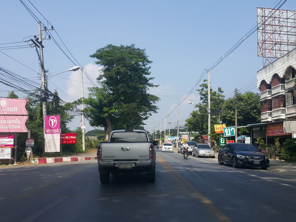 ภาพถนนตรงที่ งัว เนื้อตุ๋นรสเยี่ยม ตั้งอยู่ ถ่ายโดย jrcarlsen พ.ศ. 2558 (2015) · A street-level view of where งัว เนื้อตุ๋นรสเยี่ยม · Ngua Nueatun Rotyiam stands, by jrcarlsen in 2558 (2015)