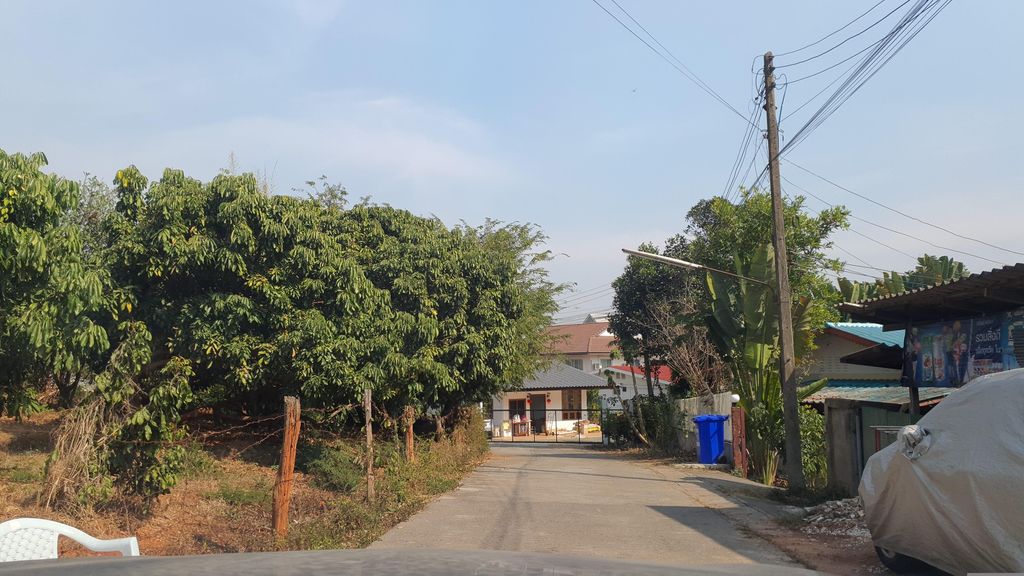 ภาพถนนตรงที่ ร้านลาบป้าบัวเรียว ตั้งอยู่ ถ่ายโดย jrcarlsen พ.ศ. 2566 (2023) · A street-level view of where ร้านลาบป้าบัวเรียว · Ran Lap Pabua Riao stands, by jrcarlsen in 2566 (2023)