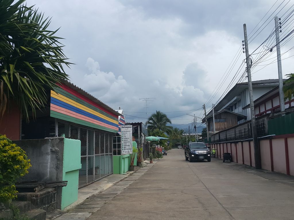 ภาพถนนตรงที่ pmk mobile ตั้งอยู่ ถ่ายโดย jrcarlsen พ.ศ. 2558 (2015) · A street-level view of where pmk mobile stands, by jrcarlsen in 2558 (2015)